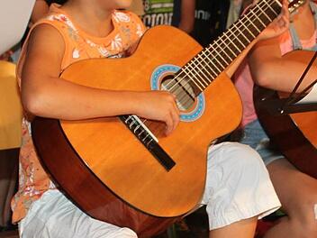 Wer hat noch eine Kindergitarre zu Hause, die nicht mehr benötigt wird? Foto: Gerd Klemenz