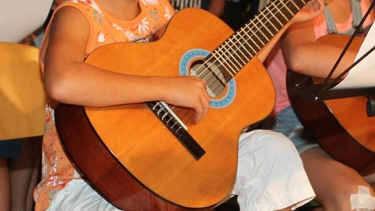 Wer hat noch eine Kindergitarre zu Hause, die nicht mehr benötigt wird? Foto: Gerd Klemenz