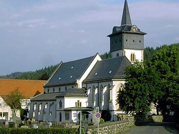 Eingebettet in den Ort Steinwiesen liegt die Pfarr- und Wallfahrtskirche "Mariae Geburt". Foto: Susanne Deuerling