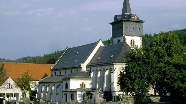 Eingebettet in den Ort Steinwiesen liegt die Pfarr- und Wallfahrtskirche "Mariae Geburt". Foto: Susanne Deuerling
