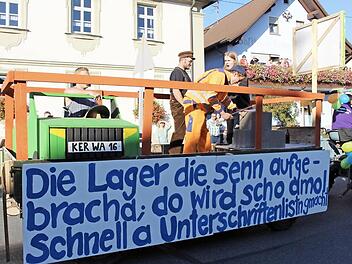 Die umstrittene Dorferneuerung aus der Sicht der Kerwasburschen .  Fotos: Evi Seeger