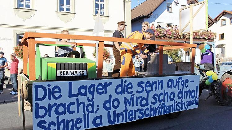 Die umstrittene Dorferneuerung aus der Sicht der Kerwasburschen .  Fotos: Evi Seeger