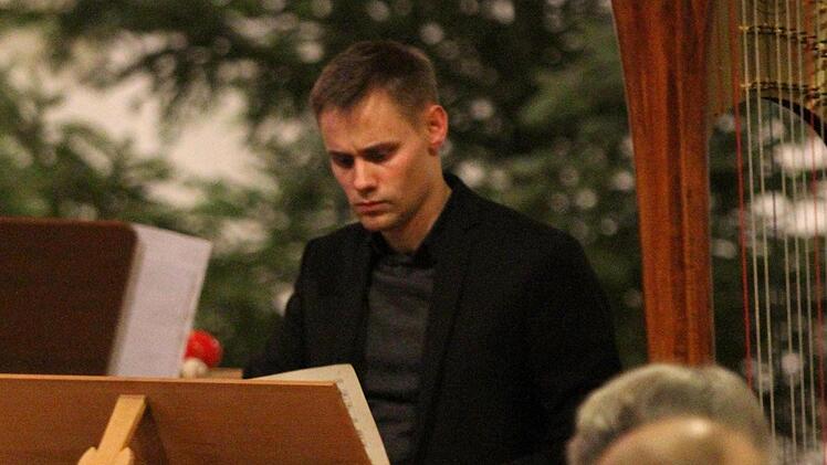 An der Orgel Florian Mayer aus Ebelsbach. Foto: Günther Geiling