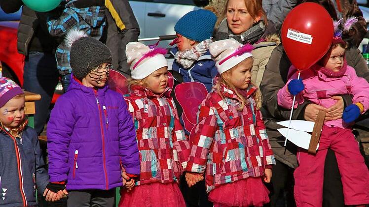 Bei Sonnenschein tanzen, schunkeln und singen kleine und große Narren beim "Faschingsfez" auf dem Anger. Nicht nur die Organisatoren freut's. Foto: Dieter Britz