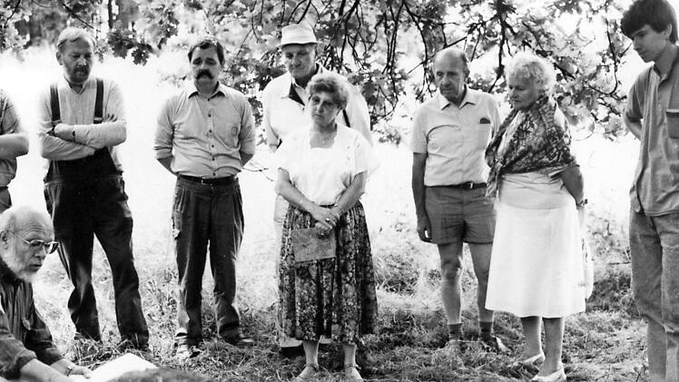 Heimatkundler aus Franken und Thüringen folgen den Ausführungen von Kreisheimatpfleger Roland Graf.
