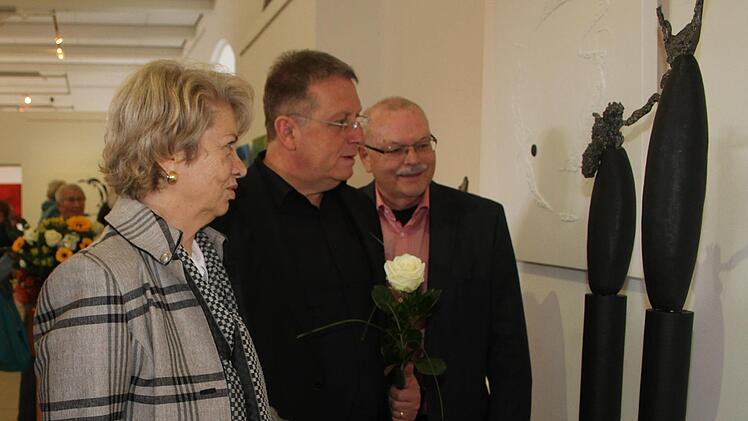 Stadtrat Lothar Seyfferth, OB  Henry Schramm und Margit Ruckdeschel  (von rechts) interessieren sich für die Stelen von Anita M. Franz. Foto: Sonny Adam