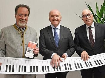 Zum elften Mal startet in diesem Jahr der musikalische Förderwettbewerb in Rhön-Grabfeld. Veranstalter ist die Musikschule des Landkreises Rhön-Grabfeld mit Unterstützung der Stiftung der Sparkasse Bad Neustadt. Schirmherr Landrat Thomas Habermann (Mitte) stellte gemeinsam mit Sparkassendirektor Georg Straub (rechts) und dem Leiter der Kreismusikschule, Ulrich Wehner, den Wettbewerb vor.  Foto: Friedrich