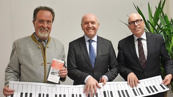Zum elften Mal startet in diesem Jahr der musikalische Förderwettbewerb in Rhön-Grabfeld. Veranstalter ist die Musikschule des Landkreises Rhön-Grabfeld mit Unterstützung der Stiftung der Sparkasse Bad Neustadt. Schirmherr Landrat Thomas Habermann (Mitte) stellte gemeinsam mit Sparkassendirektor Georg Straub (rechts) und dem Leiter der Kreismusikschule, Ulrich Wehner, den Wettbewerb vor.  Foto: Friedrich