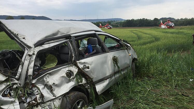 Bei dem Unfall bei Johannisthal wurden vier Personen teils schwer verletzt.Fotos: Alexander Löffler