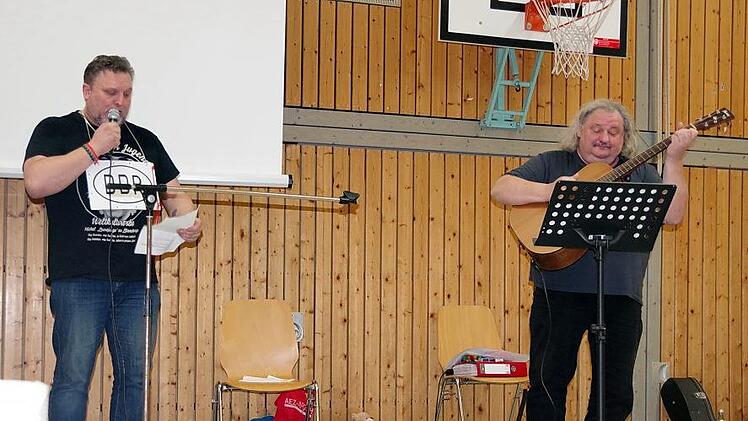 Das Duo Gerd Vogler und Pater Waldemar sorgte für Lacher, aber auch für nachdenkliche Momente. Foto: Heike Schülein