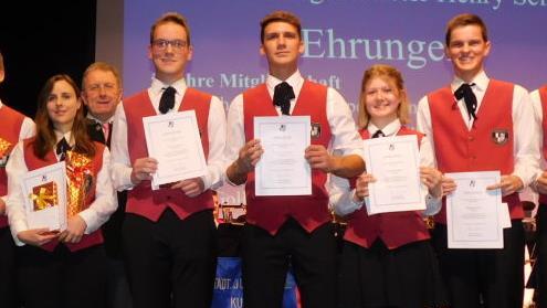 Sie spielen schon länger in der Städtischen Jugendkapelle Kulmbach und wurden dafür ausgezeichnet. Es gratulierten Harald Streit (links), der Leiter der Musikschule Kulmbach, und Oberbürgermeister Henry Schramm (Vierter von links). Foto: Horst Wunner
