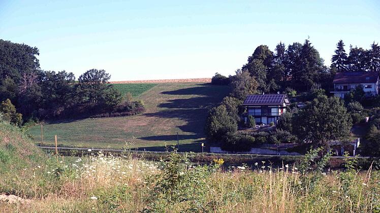 Hinter dem Bewuchs auf dem Hügel ist  zwischen  Falkendorf und Lenkershof ein Teil des neuen Solarparks geplant. Der weitere Teil soll  dann weiter nördlich in Richtung des Weisendorfer Ortsteils Buch entstehen. Richard Sänger