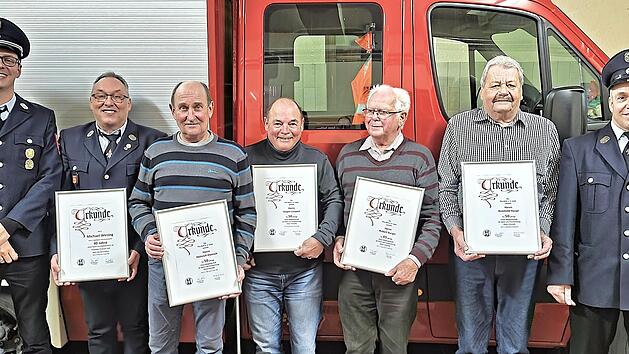 Vom 2. Kommandanten Thomas Wehner (links) und 2. Vorsitzenden Robert Koch (rechts) erhielten (weiter von links) Michael Wirsing, Heinrich D&uuml;nisch, J&uuml;rgen Limpert, Robert Burger und Reinhold Haupt ihre Urkunden.