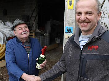 Gerold Schlosser (links) bedankte sich bei Landwirt Horst Porzelt für 25 Jahre Hilfe beim Eulenschutz.  Foto: Martin Kreklau