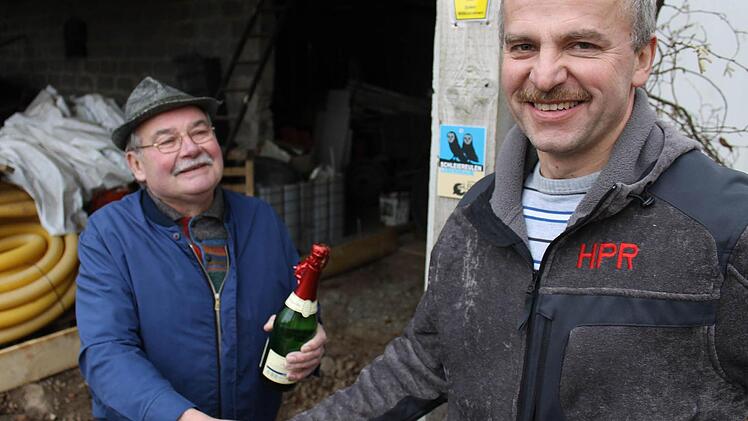 Gerold Schlosser (links) bedankte sich bei Landwirt Horst Porzelt für 25 Jahre Hilfe beim Eulenschutz.  Foto: Martin Kreklau