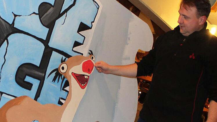 Der "Art Director" des Staffelsteiner Karnevalsklubs, Joachim Riemer, mit Riesenfaultier Sid