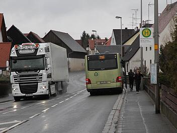 An der Bushaltestelle rauschen die Lkws vorbei. Die Wimmelbacher sehen die Kinder dadurch gefärdet.Fotos: Erlwein
