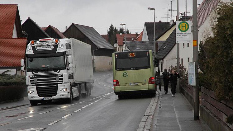 An der Bushaltestelle rauschen die Lkws vorbei. Die Wimmelbacher sehen die Kinder dadurch gefärdet.Fotos: Erlwein