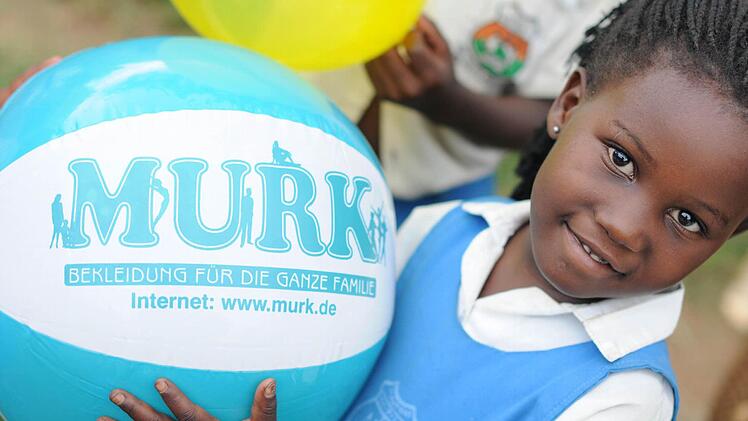 Die Kinder in Mbirizi freuen sich über Sachspenden aus Wachenroth Foto: Stefan Reinmann