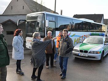 Gisela Metzner (3. v.l.) vom gleichnamigen Busunternehmen zeigt, wo der Schulbus in Waizendorf abbiegen könnte: Polizeihauptkommissar Peter Krauß, Annette Löhlein (Sicherheitsbeauftragte der Stegauracher Schule), Günter Litzlfelder (Zweiter Bürgermeister), Egbert Hebendanz (Bauhof) und Helmut Hartwich vom Landratsamt (v.l.) diskutieren über die mögliche Variante.  Foto: Ronald Rinklef