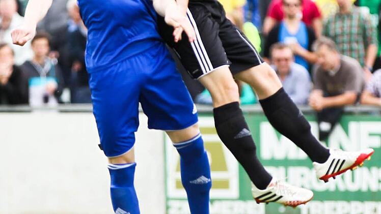 Frohnlachs Yannick Teuchert (blau) im Kopfballduell mit Dominik Portner. Foto: Heinrich Weiß
