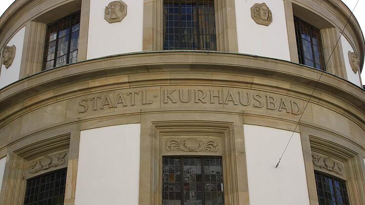 Um das ehemalige "Steigenberger" abreißen zu können, muss das Kurhausbad Ende September geschlossen werden.Fotos: Ralf Ruppert