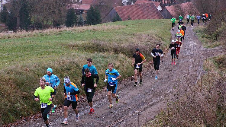 Über den Dächern von Giechkröttendorf machten sich 101 Läufer auf dem Weg zum Kordigast-Gipfelkreuz. Foto: Stefan Lutter