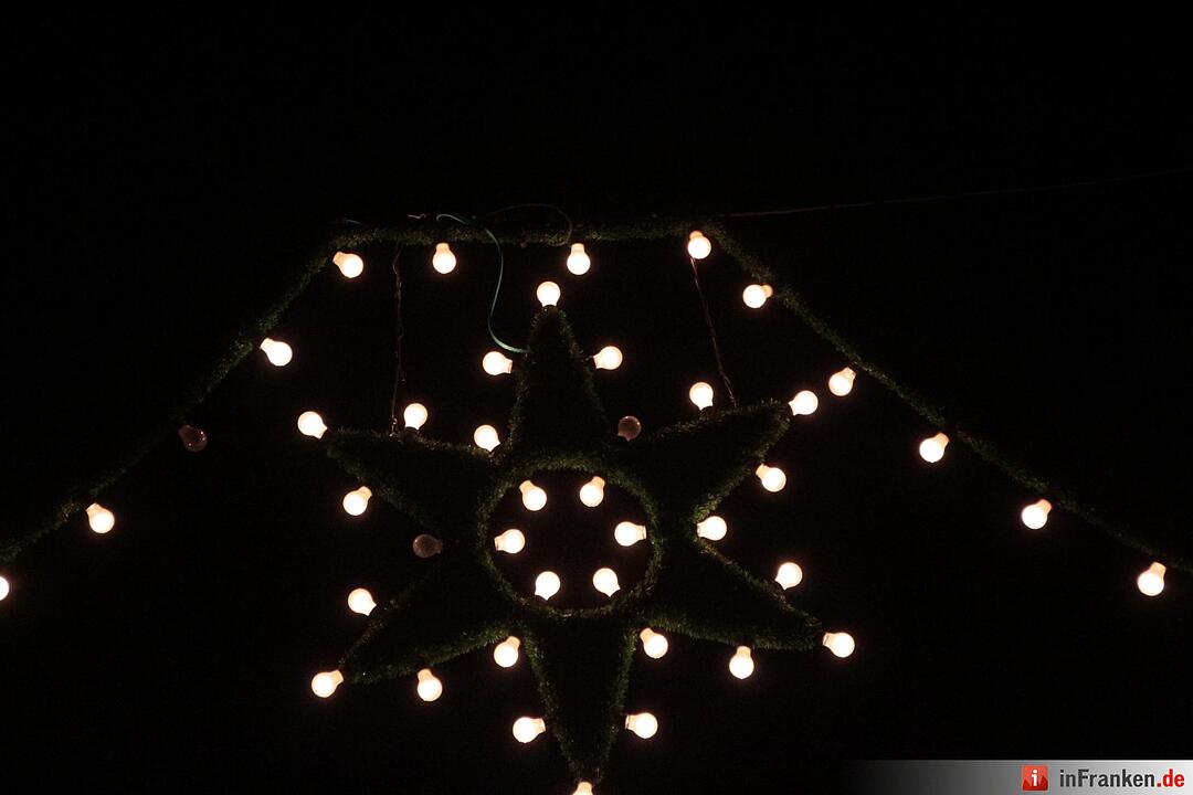 Das erste Fenster des Forchheimer Adventskalenders wurde von Weihnachtsengel Petra geöffnet.