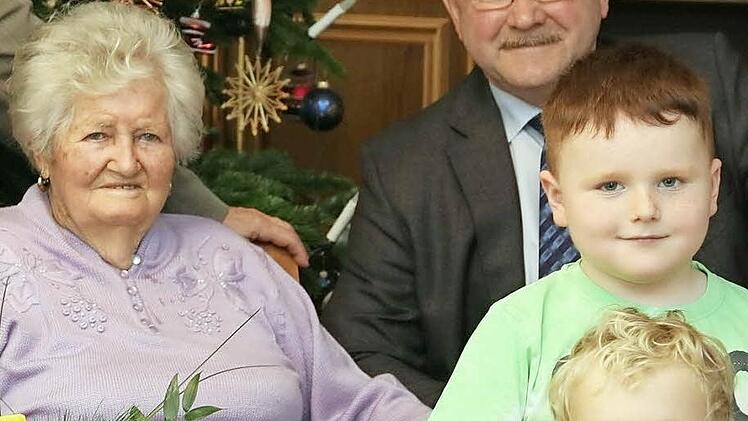 Walfrieda Kraus feierte unter anderem mit zwei Urenkeln und Vize-Landrat Siebenhaar  Foto: Franz Galster
