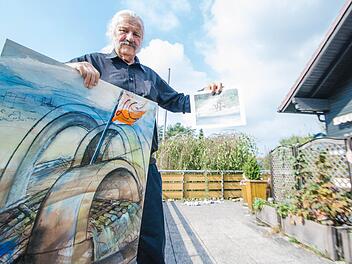Der Kronacher Schriftsteller Ingo Cesaro zeigt, was sich seine Freunde Horst Böhm (großes Bild) und Peter Bannert als Gestaltung für die Mittelinsel des Südkreisels haben einfallen lassen. Foto: Marian Hamacher