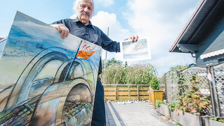 Der Kronacher Schriftsteller Ingo Cesaro zeigt, was sich seine Freunde Horst Böhm (großes Bild) und Peter Bannert als Gestaltung für die Mittelinsel des Südkreisels haben einfallen lassen. Foto: Marian Hamacher