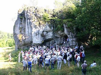 Exkursionen wird das CHW auch weiterhin anbieten, denn sie kommen gut an - wie hier, am Hohlen Stein bei Schwabthal. Foto: Matthias Einwag