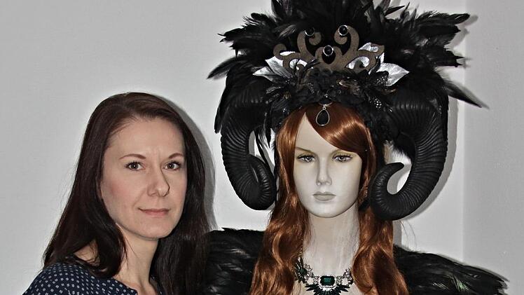 So wie rechts die "Puppe" stattet Melanie Stäudler (links), je nach Themenvorgabe, ihre Models aus. Foto: Helmut Will