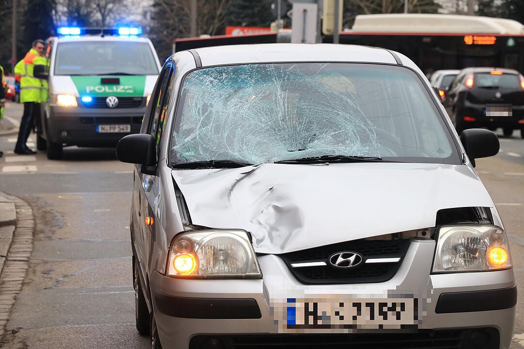 14-Jähriger in Nürnberg von Auto erfasst - Junge schwebt in Lebensgefahr