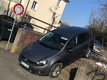 Vorsicht, diese Treppe ist für Personenwagen aller Art ungeeignet: Am Mittwochvormittag saß eine Autofahrerin mit ihrem VW Golf beim Caspar-Vischer-Gymnasium fest. Ob's das Navi war, das sie fehlgeleitet hatte? Foto: privat