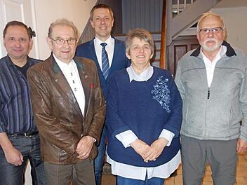 Bei den Ehrungen anlässlich der Hauptversammlung der Kleintierhüchter (v.l.): Thomas Henkel, Horst Henkel, Marco Steiner, Karin Sembach und Bernd Grzonka  Foto: Doris Weidner