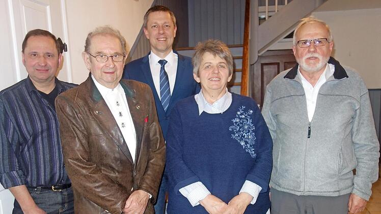 Bei den Ehrungen anlässlich der Hauptversammlung der Kleintierhüchter (v.l.): Thomas Henkel, Horst Henkel, Marco Steiner, Karin Sembach und Bernd Grzonka  Foto: Doris Weidner