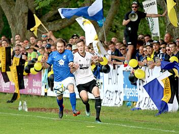 Packendes Laufduell vor den Fans des TSV Ettleben/Werneck: Unterhohenrieds Patrick Märkl (links) und Simon Michl  Foto: Ralf Naumann