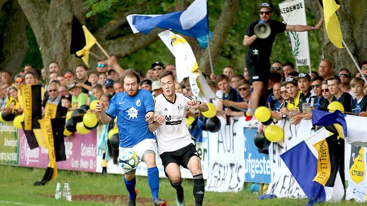 Packendes Laufduell vor den Fans des TSV Ettleben/Werneck: Unterhohenrieds Patrick Märkl (links) und Simon Michl  Foto: Ralf Naumann