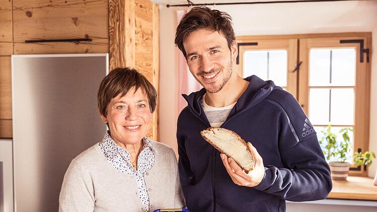 Felix Neureuther wirbt mit seiner Mutter Rosi Mittermaier für Weihenstephaner Produkte.