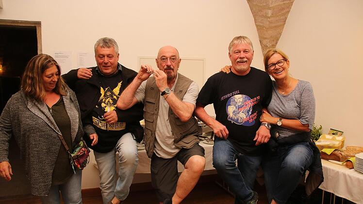 Spaß bei ihrem Treffen mit Ian Anderson (Mitte) hatten (von links) Sonja und Friedhelm Stark sowie Lothar Groß mit seiner Schwester Jutta Groß-Reichl.Jürgen Gärtner