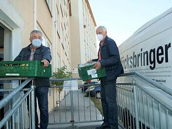 Lebensmittel bei den Spendern abholen und bis zur Sortierung in der Lichtenfelser Tafel bringen: Günther Gutgesell und Gerd Göhring (links) haben ihre ehrenamtliche Aufgabe gefunden. Fotos: Corinna Tübel