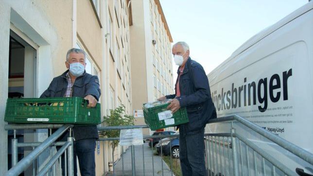 Lebensmittel bei den Spendern abholen und bis zur Sortierung in der Lichtenfelser Tafel bringen: Günther Gutgesell und Gerd Göhring (links) haben ihre ehrenamtliche Aufgabe gefunden. Fotos: Corinna Tübel