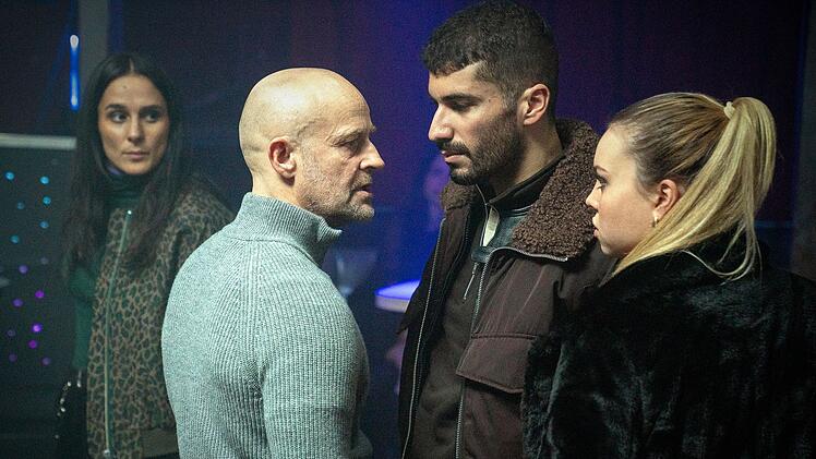 Robert Heffler (J&uuml;rgen Vogel, zweiter von links) ermittelt mit Mavi (Aybi Era, links) im Milieu der Motorradgang: Was hat Carlotta (Lea Zoe Voss) mit Bandenmitglied Mo (Mohamed Kanj Khamis) zu tun?