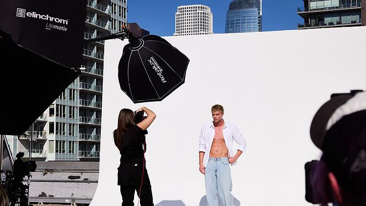 Yanneck k&auml;mpft beim Sedcard-Shooting massiv mit der Helligkeit.