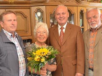 Valeria Hilbert wurde zum 80. Geburtstag mit Glückwünschen überhäuft. Von links Hilmar Welscher, Valeria Hilbert, Dritter Bürgermeister Siegfried Weißerth und Rainer Kraus (Vorsitzender TSV Stockheim). Foto: K.-H. Hofmann