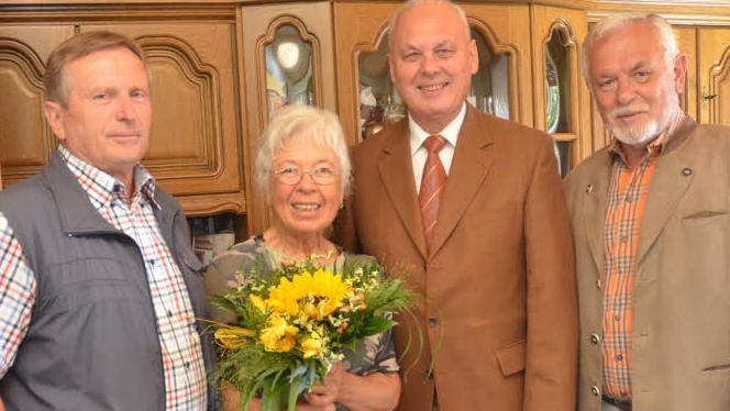 Valeria Hilbert wurde zum 80. Geburtstag mit Glückwünschen überhäuft. Von links Hilmar Welscher, Valeria Hilbert, Dritter Bürgermeister Siegfried Weißerth und Rainer Kraus (Vorsitzender TSV Stockheim). Foto: K.-H. Hofmann
