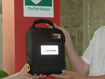 Einen solchen Defibrillator hat die Gemeinde Ramsthal zwar bereits, jetzt will sie jedoch einen zweiten anschaffen. Dazu haben Bürgermeister und Gemeinderätin Karin Schmitt Spenden gesammelt, den Rest zahl t die Gemeinde. Foto: Archiv