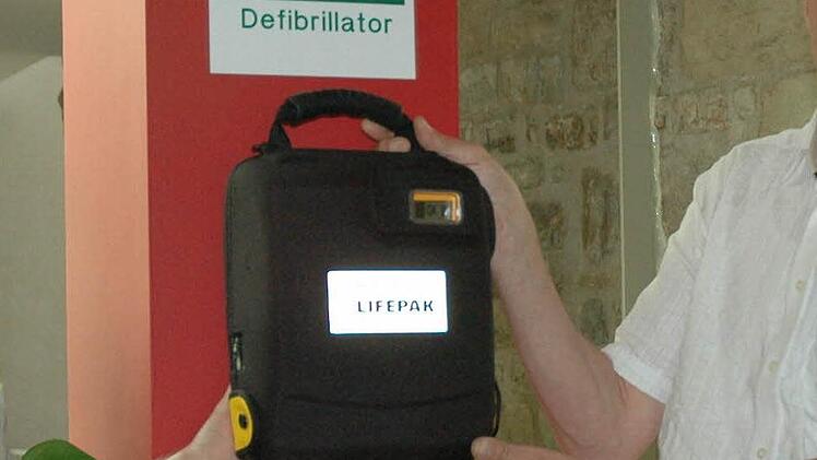 Einen solchen Defibrillator hat die Gemeinde Ramsthal zwar bereits, jetzt will sie jedoch einen zweiten anschaffen. Dazu haben Bürgermeister und Gemeinderätin Karin Schmitt Spenden gesammelt, den Rest zahl t die Gemeinde. Foto: Archiv