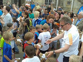 Berthold Lendner beim Verteilen von Tröster-Teddys. Fotos: SÜC